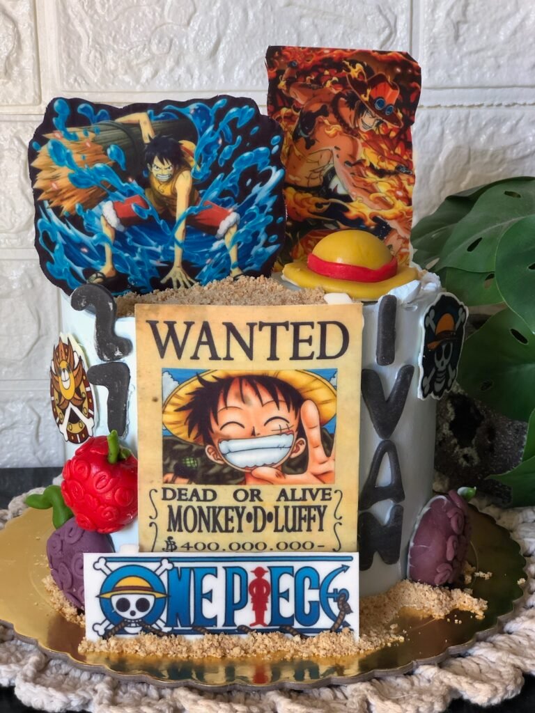 Pastel infantil decorado con temática de One Piece y personajes de anime, ideal para fans de aventuras piratas.